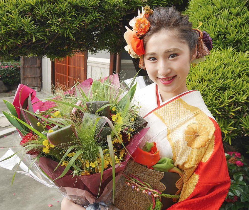 ゴールドや紫のシックな振袖を着たみゆきさん